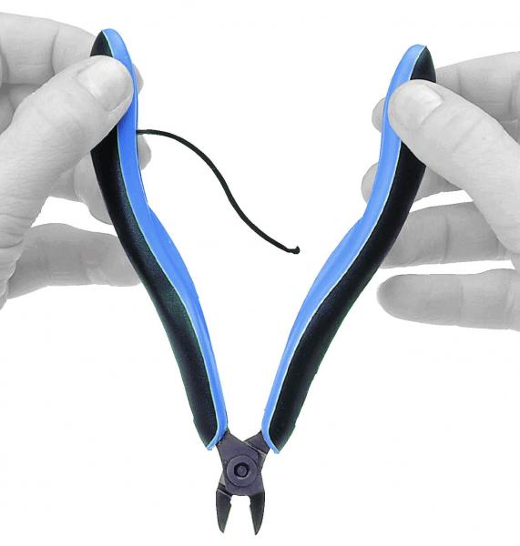 Das Bild zeigt eine Zange, die von beiden Händen gehalten wird. Die Griffe sind ergonomisch geformt und haben eine schwarze und blaue Farbkombination. Die Zange hat eine scharfe Kante unten.