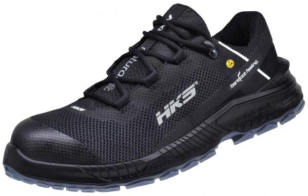Der Schuh ist ein leichtgewichtiger, sportschuhähnlicher Sneaker in Schwarz. Er hat ein atmungsaktives, strukturiertes Obermaterial und eine griffige, flexible Sohle. Ideal für sportliche Aktivitäten.