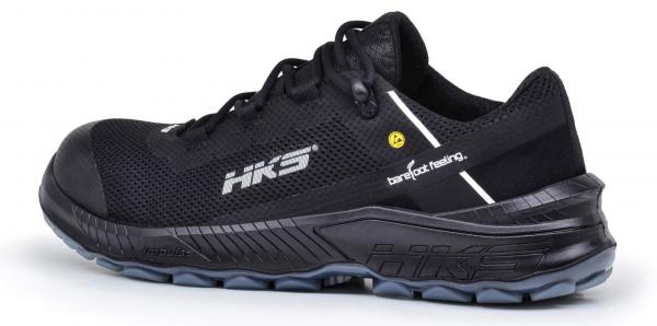 Der Schuh ist ein schwarzer Sportschuh mit einem atmungsaktiven Obermaterial. Er hat eine flexible Sohle und eine verstärkte Zehenpartie. Das Design ist modern und sportlich.