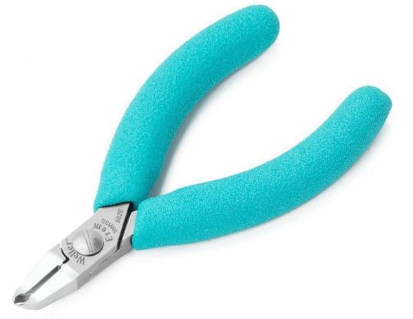 Es handelt sich um eine klassische Zange mit blauen, griffigen Gummihüllen. Die Spitzen sind aus Metall und zum Schneiden geeignet. Sie liegt gut in der Hand.