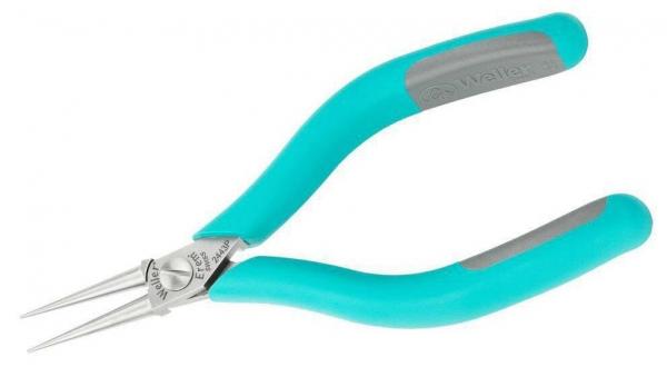 The pliers have long, thin tips and an ergonomic handle in turquoise with gray elements. They fit well in the hand and are suitable for precise work.