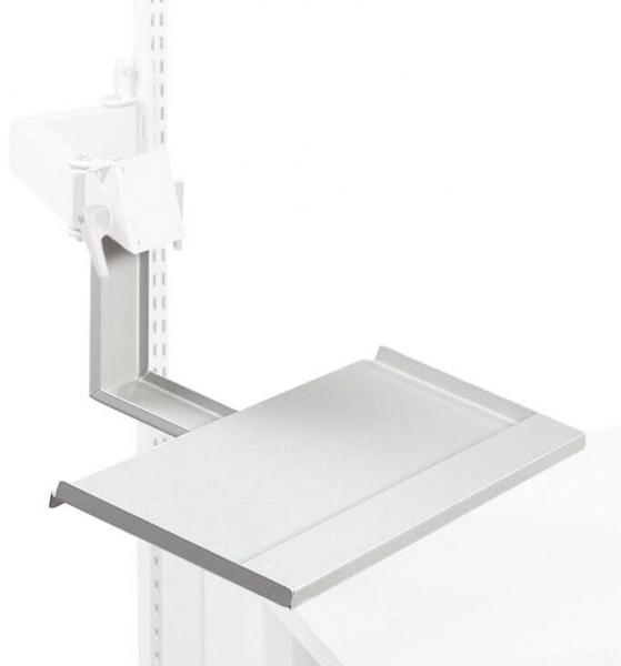 Das Bild zeigt eine schwenkbare Tischplatte, die an einer senkrechten Halterung befestigt ist. Die Platte ist rechteckig und aus leichtem Metall. Sie bietet Platz für Ablage oder Arbeit.