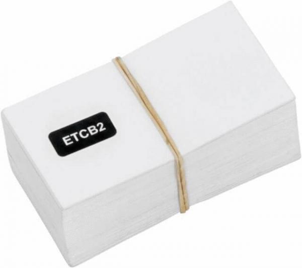 Das Bild zeigt einen Stapel weißer Karten, der mit einem Gummiband zusammengehalten wird. Eine Karte trägt das schwarze Etikett "ETCB2".
