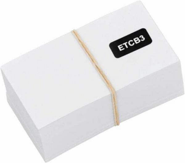 Auf dem Bild liegt ein Stapel weißer Karten, fest zusammengehalten von einem Gummi. Eine Karte trägt einen schwarzen Aufkleber mit der Aufschrift "ETCB3".