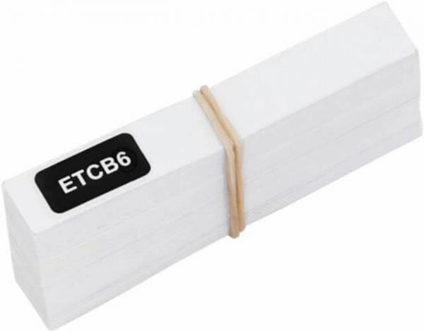 Das Bild zeigt einen stapelweise angeordneten Block aus weißen, rechteckigen Papierstücken, zusammengehalten von einem Gummiband. Auf einem Blatt befindet sich ein schwarzes Etikett mit der Aufschrift "ETCB6".