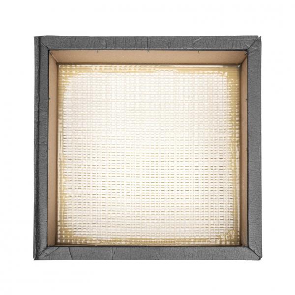 Das Bild zeigt einen quadratischen Rahmen mit einem Gitter aus durchscheinendem Material in der Mitte. Der Rahmen hat eine dunkle, matte Oberfläche. Die innere Fläche wirkt hell und gleichmäßig.