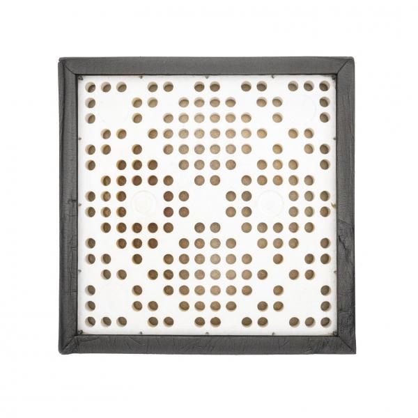 Das Bild zeigt ein quadratisches, flaches Objekt mit einem weißen Hintergrund. Darauf sind gleichmäßige, runde Löcher angeordnet, die ein geometrisches Muster bilden. Der Rand ist schwarz.