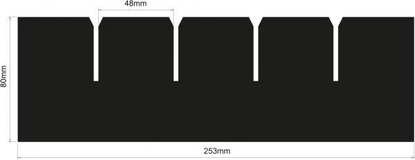 Das Bild zeigt ein schwarzes, rechtwinkliges Objekt mit einer Höhe von 80 mm und einer Breite von 253 mm. Es hat fünf Einschnitte, die gleichmäßig verteilt sind und 48 mm weit in das Objekt hineinragen.