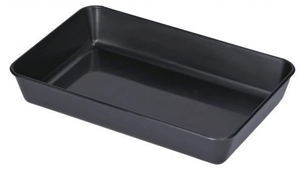 Das Bild zeigt eine rechteckige, flache backofenfeste Form in Schwarz. Sie hat gerade Kanten und einen glatten, tiefen Boden, ideal zum Backen oder Braten.