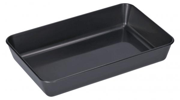 Das Bild zeigt eine rechteckige, flache Backform aus Metall. Sie ist dunkelgrau bis schwarz und hat leicht erhöhte Ränder. Die Innenseite ist glatt und glänzend.