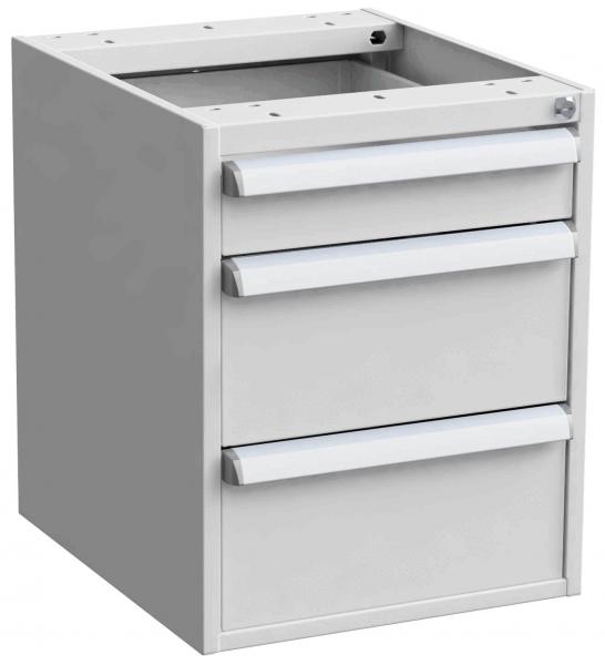 Das Bild zeigt einen weißen Schubladenschrank. Er hat drei horizontal angeordnete Schubladen und eine offene Oberseite, die Platz für weitere Aufbewahrung bietet.