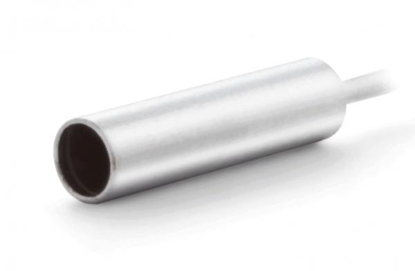 Das Bild zeigt einen silbernen, zylindrischen Gegenstand aus Metall. An einem Ende ist ein schwarzes Loch sichtbar, und am anderen Ende führt ein weißes Kabel heraus.