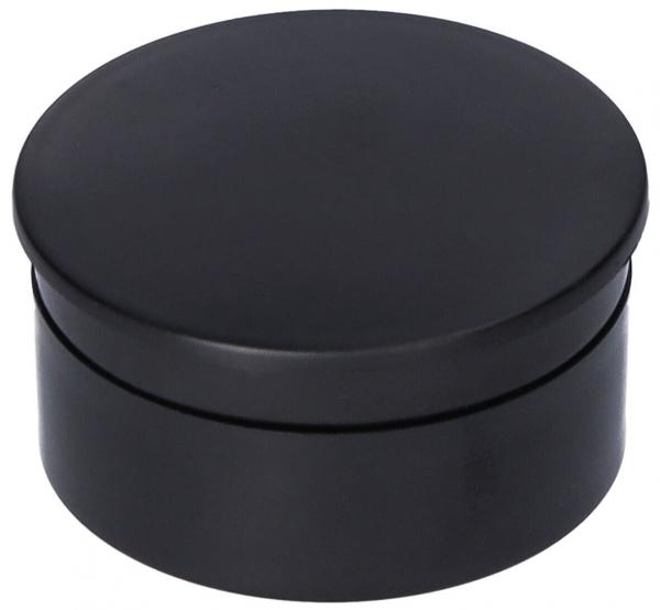 Es handelt sich um eine runde, schwarze Box mit einem flachen Deckel. Die Oberfläche ist glatt und glänzend, und die Box hat eine schlichte, elegante Form.