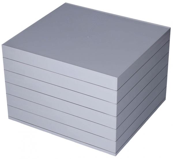 Das Bild zeigt einen Stapel grauer, rechteckiger Platten. Sie sind gleichmäßig übereinander gestapelt, mit klaren, geraden Kanten und ohne zusätzliche Verzierung.