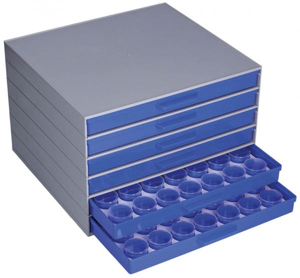 Das Bild zeigt eine flache, graue Schubladenbox mit mehreren Schubladen. Die unterste Schublade ist herausgezogen und enthält 12 runde Vertiefungen. Die Box ist aus Kunststoff, die Schubladen sind blau.