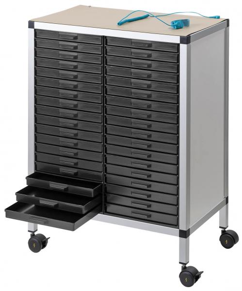 Das Bild zeigt einen rollbaren Aufbewahrungsschrank mit mehreren schwarzen Schubladen. Oben befindet sich eine flache, helle Ablagefläche und ein blauer Gegenstand. Der Schrank hat vier Räder.