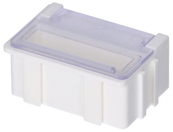 Das Bild zeigt eine rechteckige, weiße Kunststoffbox mit einer transparenten Deckelklappe. Sie hat vier kleine Füßchen und ist mittig leicht erhoben. Die Klappe ist nach oben geöffnet.
