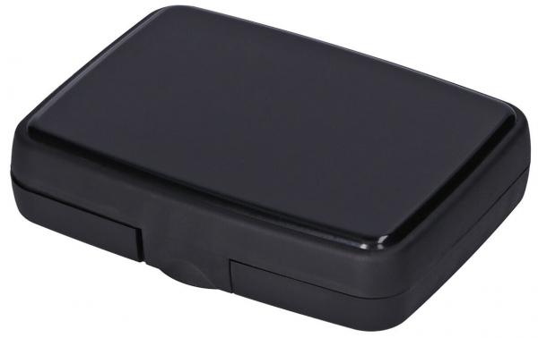 Das Bild zeigt eine rechteckige, matte, schwarze Box mit abgerundeten Kanten. Sie hat eine glatte Oberfläche und eine Klappe, die wahrscheinlich einen Inhalt schützt.