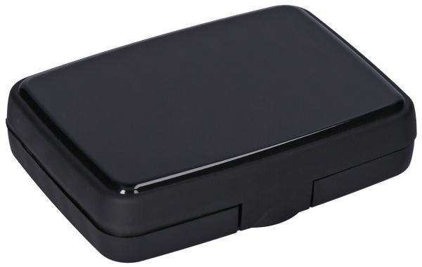 Es handelt sich um eine rechteckige, flache Box in Schwarz. Sie hat abgerundete Kanten und eine einfache Klappöffnung. Die Oberfläche ist glatt und glänzend.