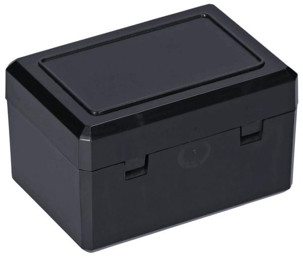 Das Bild zeigt eine rechteckige, schwarze Kunststoffbox mit glatten, leicht glänzenden Oberflächen. Die Box hat einen flachen Deckel und zwei seitliche Verriegelungen.