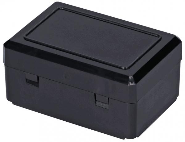 Es handelt sich um eine rechteckige, schwarze Box mit einem flachen Deckel und zwei Verschlussmechanismen an der Vorderseite. Sie wirkt stabil und hat glatte Oberflächen.