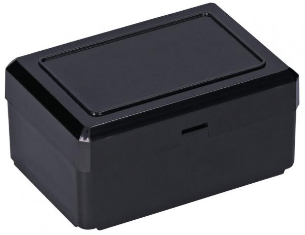Es handelt sich um eine rechteckige, schlichte, schwarze Box mit abgerundeten Ecken. Der Deckel ist flach und die Oberfläche ist glatt. Sie wirkt robust und neutral.
