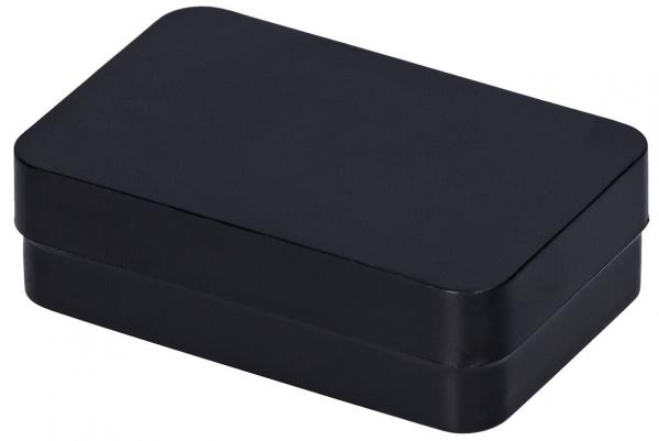 Das Bild zeigt eine rechteckige, matte schwarze Box mit abgerundeten Kanten. Sie hat einen flachen Deckel und wirkt schlicht und modern. Die Oberfläche ist einheitlich und ohne Muster.