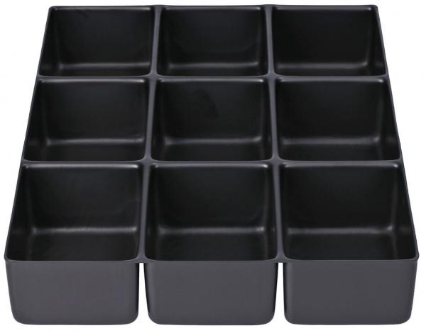 Das Bild zeigt einen schwarzen Organizer mit zwölf quadratischen Fächern, die in drei Reihen und vier Spalten angeordnet sind. Jedes Fach hat die gleiche Größe und Tiefe.
