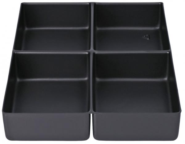Das Bild zeigt ein schwarzes Behälter-Set mit vier gleich großen, quadratischen Fächern. Die Fächer sind gleichmäßig angeordnet und haben breite, flache Ränder.