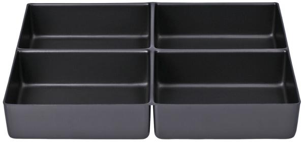 Das Bild zeigt eine schwarze, rechteckige Box, die in vier gleich große Fächer unterteilt ist. Die Fächer haben hohe, gerade Wände und sind flach. Sie sind aus einem glatten Material.