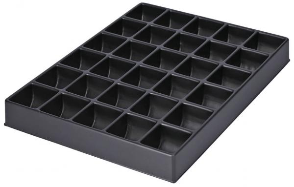 Das Bild zeigt eine flache, schwarze Kunststoffplatte mit 36 kleinen, quadratischen Fächern. Jedes Fach ist gleich groß und geordnet angeordnet, ideal für die Aufbewahrung kleiner Gegenstände.