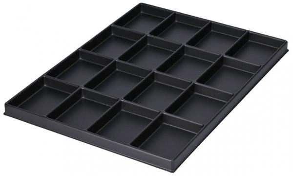 Das Bild zeigt ein flaches, rechteckiges Tablett mit 16 gleichgroßen, rechteckigen Fächern. Es ist aus schwarzem Material und eignet sich zur Aufbewahrung oder Ordnung von Gegenständen.