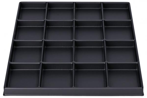 Das Bild zeigt ein schwarzes, quadratisches Tablett mit 16 rechteckigen Fächern, die gleichmäßig angeordnet sind. Es hat eine glatte Oberfläche und hohe Ränder. Ideal für die Aufbewahrung oder Präsentation von kleinen Objekten.