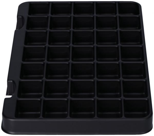 Das Bild zeigt ein schwarzes, rechteckiges Tablett mit 36 kleinen quadratischen Fächern. Die Fächer sind gleichmäßig angeordnet und haben eine glatte Oberfläche.