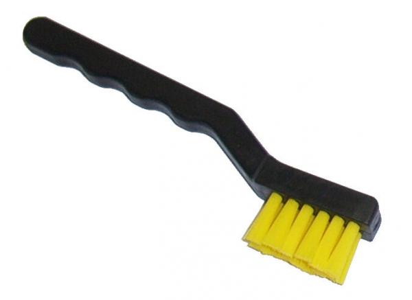 Das Bild zeigt eine kleine Reinigungbürste mit einem schwarzen Griff und gelben Borsten. Der Griff ist ergonomisch geformt und die Borsten sind dicht angeordnet.