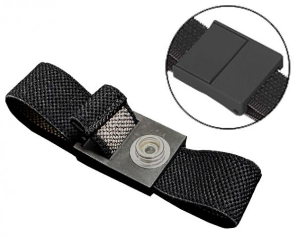 Das Bild zeigt ein schwarzes, textiles Band mit einer runden Metallöse. An einer Seite befindet sich ein flacher, quadratischer Verschluss. Es wirkt robust und ist für sichere Befestigung gedacht.