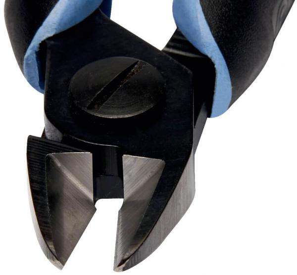 Das Bild zeigt eine Zange mit einem schwarzen Kopf und blauen Griffen. Die Schneide ist scharf und spitz zulaufend, ideal zum Schneiden von Drähten oder kleinen Gegenständen.