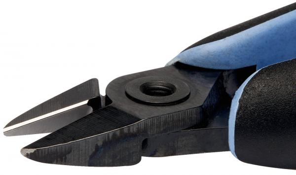 Das Bild zeigt eine Seitenzange mit einem schwarzen Griff und blauen Akzenten. Die Schneide ist spitz und scharf, ideal zum Durchtrennen von Drähten oder kleinen Materialien.
