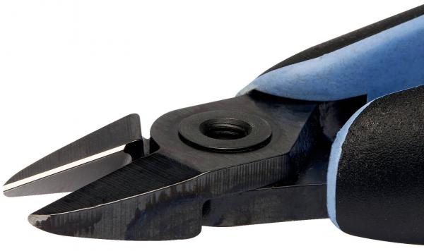 Das Bild zeigt eine Zange mit scharfen, spitzen Klingen. Der Griff ist ergonomisch geformt und hat eine blaue und schwarze Oberfläche. Die Klingen sind metallisch und präzise.