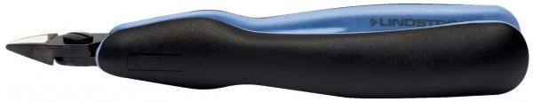 Das Bild zeigt ein Werkzeug, einen Cutter oder eine spezielle Zange. Der Griff ist ergonomisch mit schwarzem und blauem Kunststoff gestaltet. Die Schneide ist schmal und spitz.