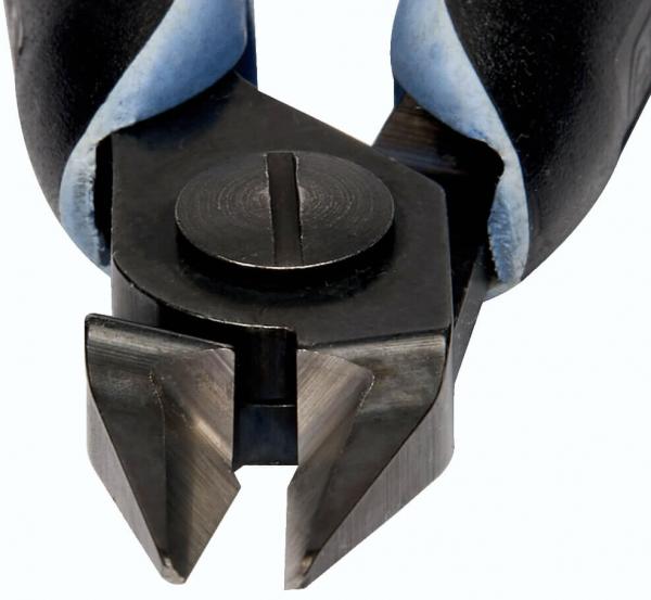 Das Bild zeigt die Schneide einer Zange mit zwei scharfen Klingen, die sich in der Mitte treffen. Die Griffe sind ergonomisch geformt und haben eine rutschfeste Oberfläche.