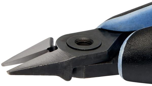 Das Bild zeigt eine seitliche Ansicht einer Zange mit scharfen, spitzen Klingen. Der Griff ist ergonomisch gestaltet und teilweise blau, während der Rest schwarz ist.