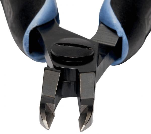Das Bild zeigt die Spitzen eines Seitenschneiders. Die Schneiden sind scharf und v-förmig, mit einem runden Drehmechanismus in der Mitte. Der Griff ist schwarz mit blauen Elementen.