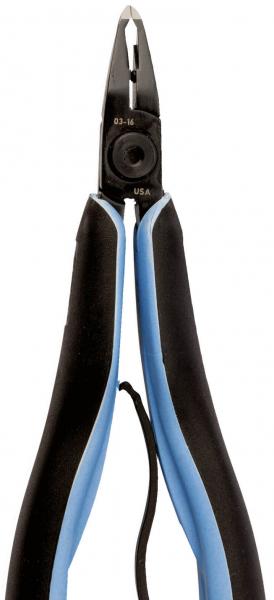Das Bild zeigt eine Zange mit spitzen, schmalen Spitzen. Der Griff ist ergonomisch geformt und eine Mischung aus schwarzem und blauem Kunststoff. Sie eignet sich gut für präzises Arbeiten.