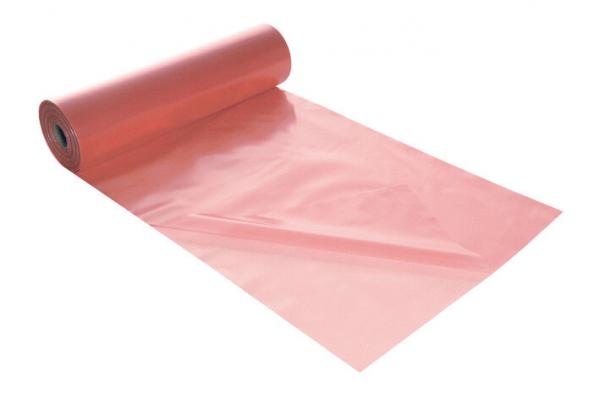 Das Bild zeigt eine Rolle glänzendes, rosafarbenes Kunststoffmaterial. Ein Teil des Materials liegt flach auf einer Oberfläche ausgerollt, der Rest ist auf der Rolle gewickelt.