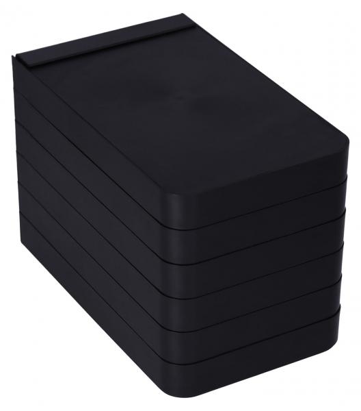 Das Bild zeigt mehrere schwarze, rechteckige Stapelboxen. Sie sind flach und übereinander gestapelt, wobei nur die oberste leicht nach vorne geneigt ist.