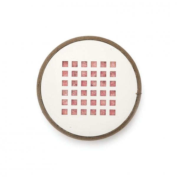 Das Bild zeigt eine runde, flache Fläche mit einem weißen inneren Bereich, der 16 kleine, rote Quadrate in einem 4x4-Muster enthält. Der äußere Rand ist braun.