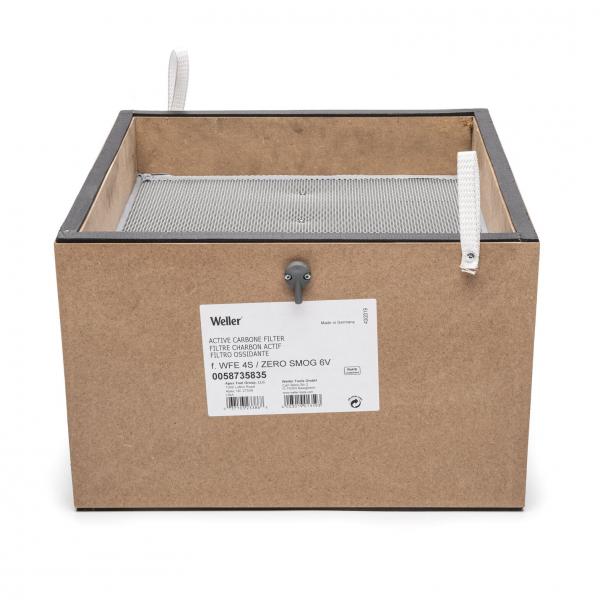 Das Bild zeigt einen quadratischen, braunen Karton mit einem feinen Gitter an der Oberseite. Auf der Vorderseite befindet sich ein Etikett mit Informationen und einem kleinen Griff.