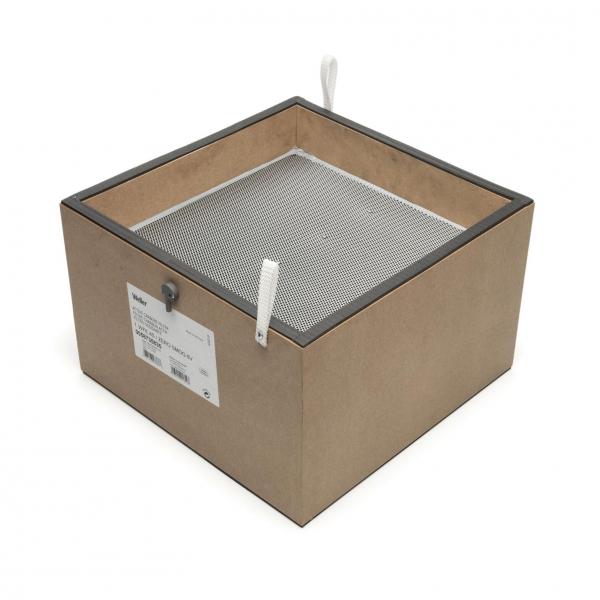 Das Bild zeigt eine quadratische, braune Aufbewahrungsbox aus Pappe. Oben ist ein Gitter sichtbar, mit einem kleinen Griff auf der Seite. Die Box hat eine schlichte, funktionale Form.