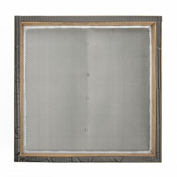 Das Bild zeigt einen quadratischen Rahmen aus Holz und Metall. Die Innenseite ist mit einem feinen, schwarzen Netz gewebt, das kleine Öffnungen aufweist. Der Rahmen wirkt robust.